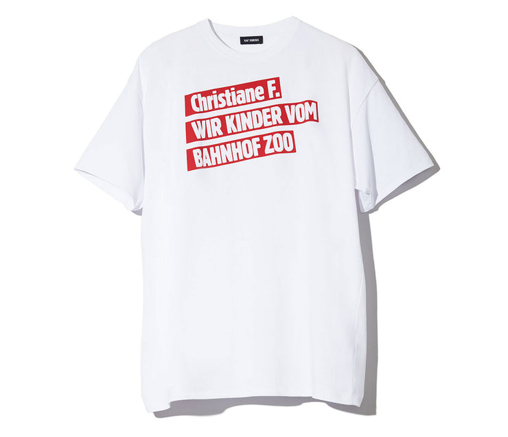 Rib knit crewneck collar. The original title of the Christiane F. – Wir Kinder vom Bahnhof Zoo movie is printed in red and white on the front. Tonal stitching. - front