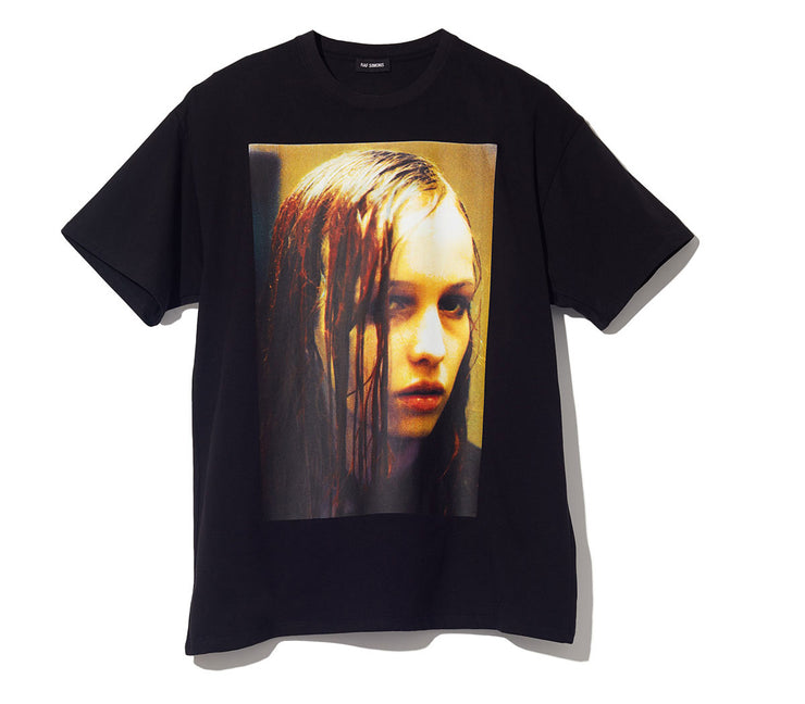 Rib knit crewneck collar. Imagery of the Christiane F. – Wir Kinder vom Bahnhof Zoo movie is printed on the front, and the back of the T-shirt features a print of the original Christiane F. – Wir Kinder vom Bahnhof Zoo movie title. Tonal stitching. - front