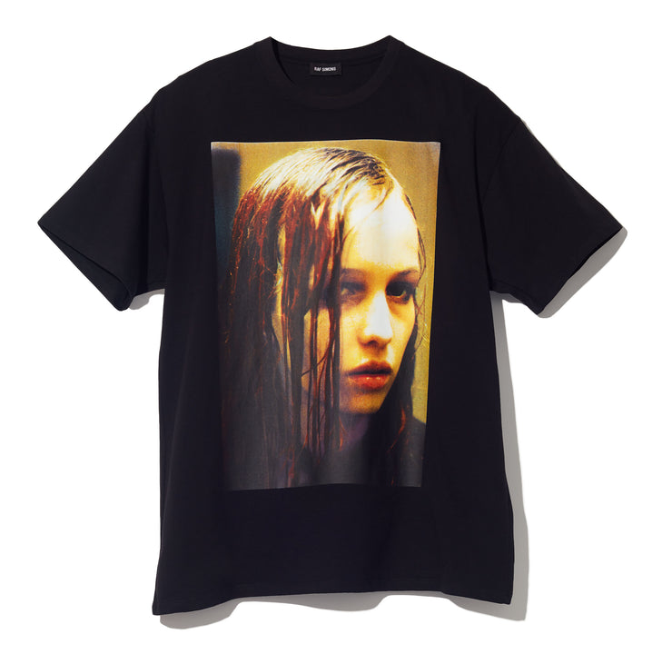 Rib knit crewneck collar. Imagery of the Christiane F. – Wir Kinder vom Bahnhof Zoo movie is printed on the front, and the back of the T-shirt features a print of the original Christiane F. – Wir Kinder vom Bahnhof Zoo movie title. Tonal stitching. - front